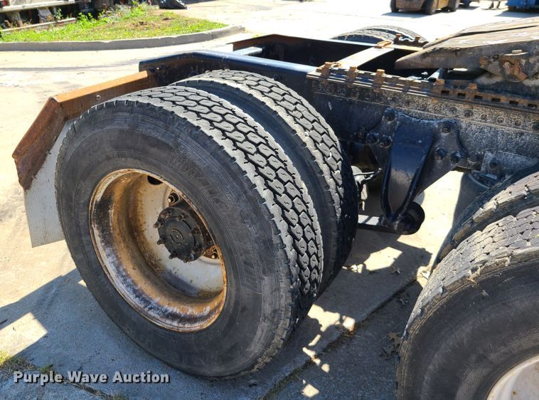 image for item EL9909 2005 Freightliner Columbia  semi truck