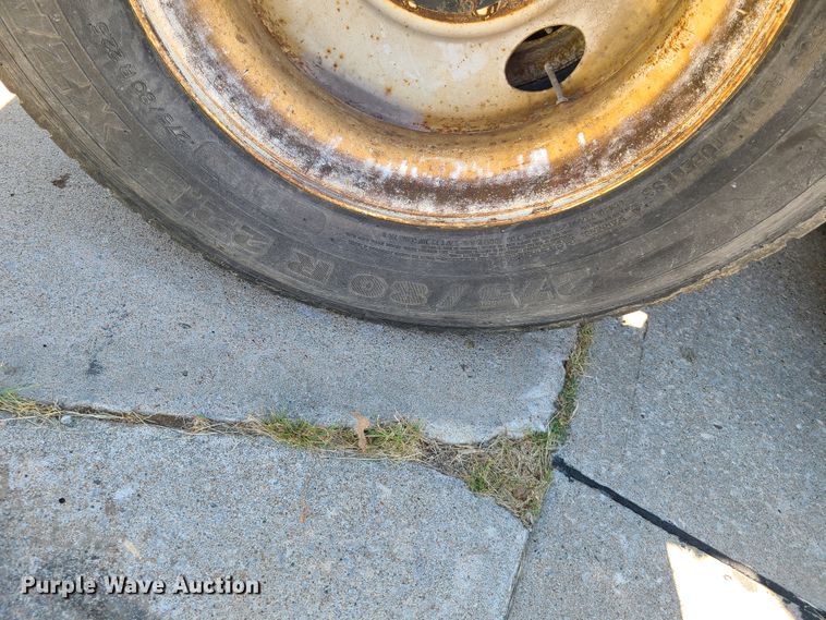 image for item EL9909 2005 Freightliner Columbia  semi truck