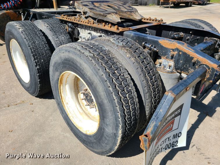 image for item EL9909 2005 Freightliner Columbia  semi truck