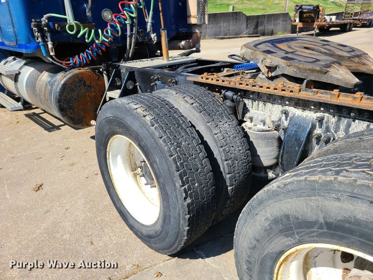 image for item EL9909 2005 Freightliner Columbia  semi truck