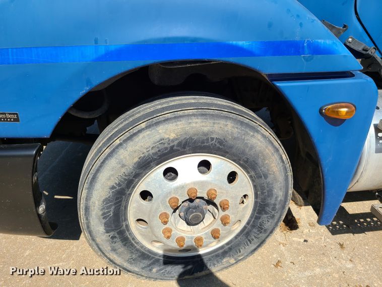 image for item EL9909 2005 Freightliner Columbia  semi truck