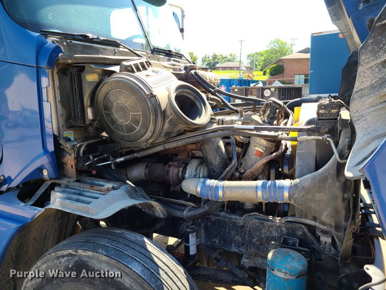 image for item EL9909 2005 Freightliner Columbia  semi truck