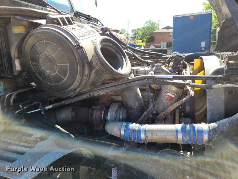 image for item EL9909 2005 Freightliner Columbia  semi truck