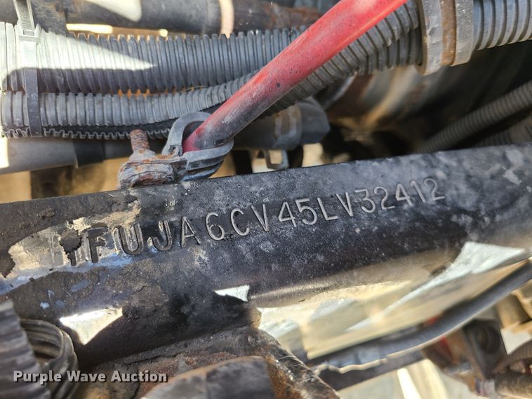 image for item EL9909 2005 Freightliner Columbia  semi truck