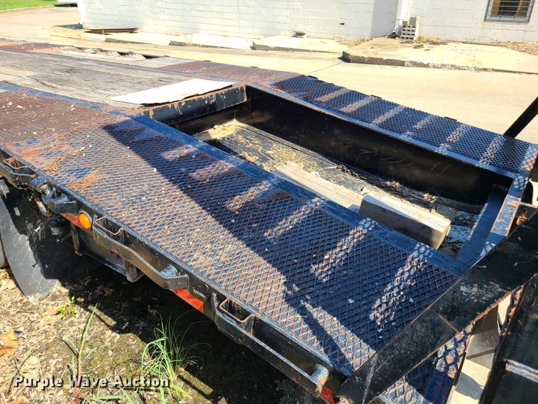 image for item EL9910 1998 Clark equipment trailer