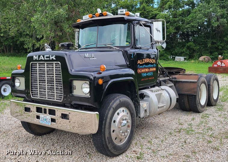 image for item EL9929 1986 Mack R688ST  semi truck