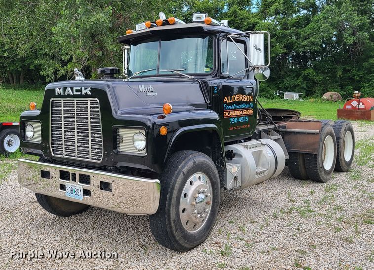 image for item EL9929 1986 Mack R688ST  semi truck