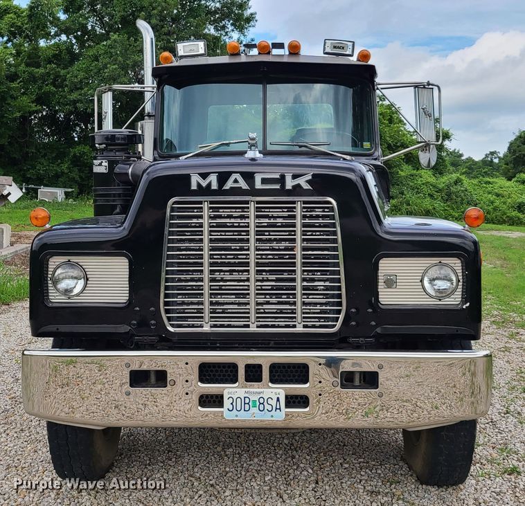 image for item EL9929 1986 Mack R688ST  semi truck