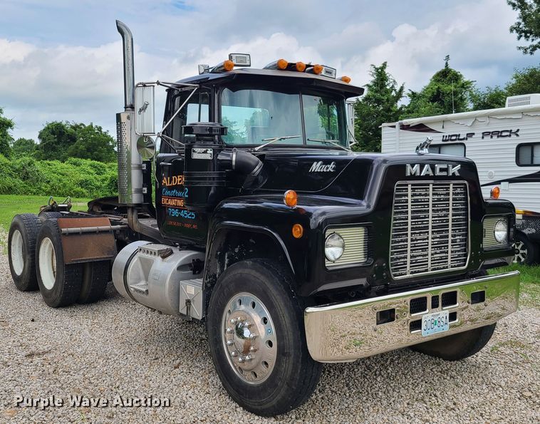 image for item EL9929 1986 Mack R688ST  semi truck