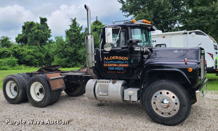 image for item EL9929 1986 Mack R688ST  semi truck