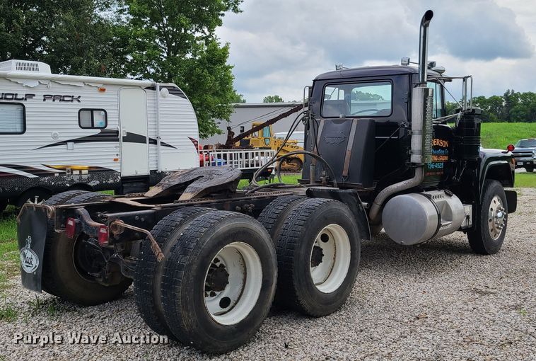 image for item EL9929 1986 Mack R688ST  semi truck