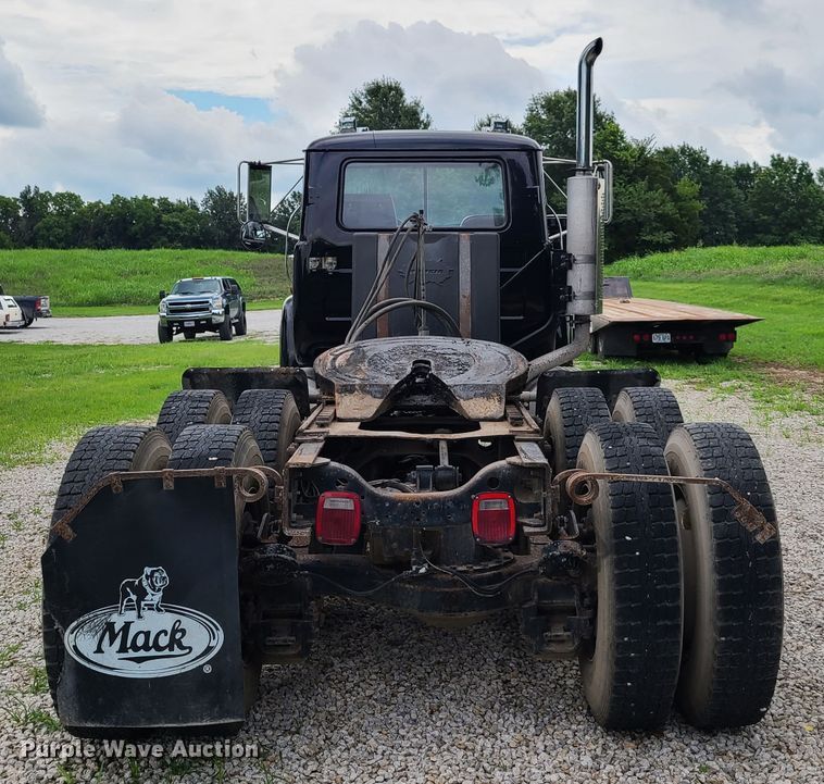 image for item EL9929 1986 Mack R688ST  semi truck