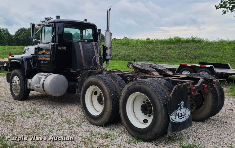 image for item EL9929 1986 Mack R688ST  semi truck