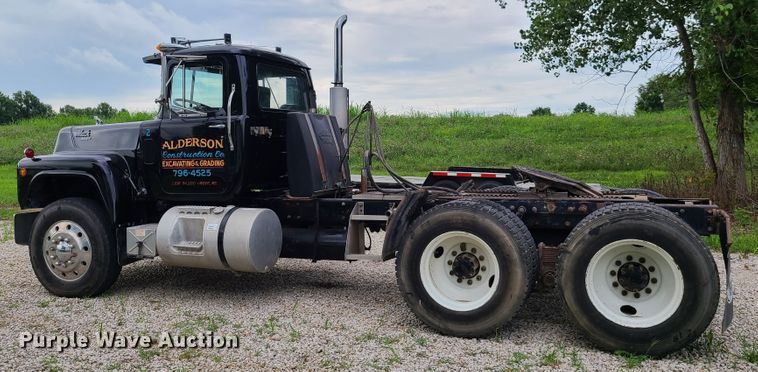 image for item EL9929 1986 Mack R688ST  semi truck