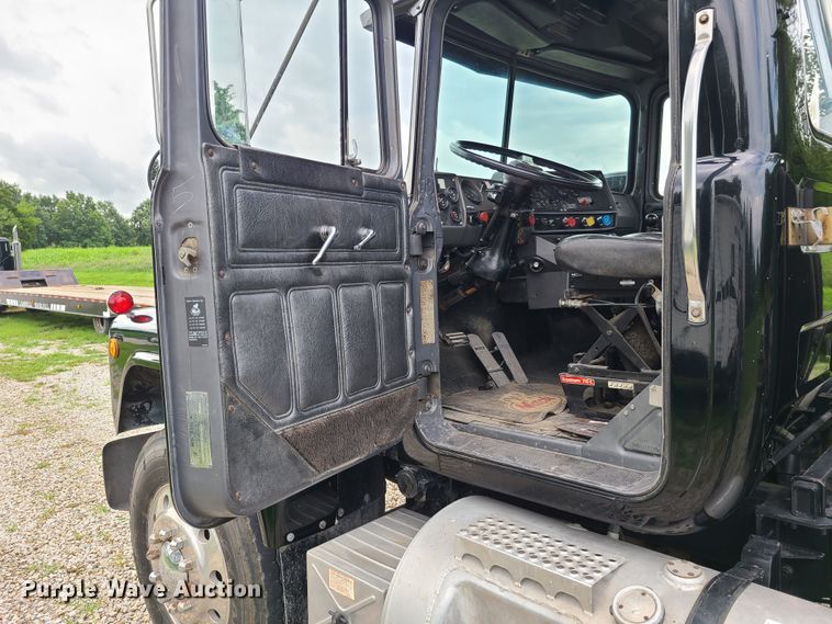 image for item EL9929 1986 Mack R688ST  semi truck