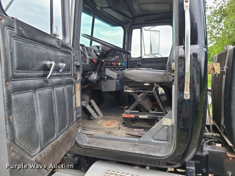 image for item EL9929 1986 Mack R688ST  semi truck