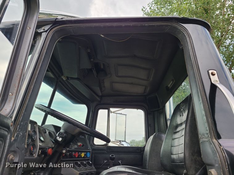 image for item EL9929 1986 Mack R688ST  semi truck