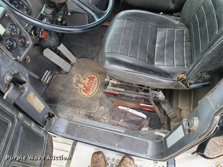 image for item EL9929 1986 Mack R688ST  semi truck