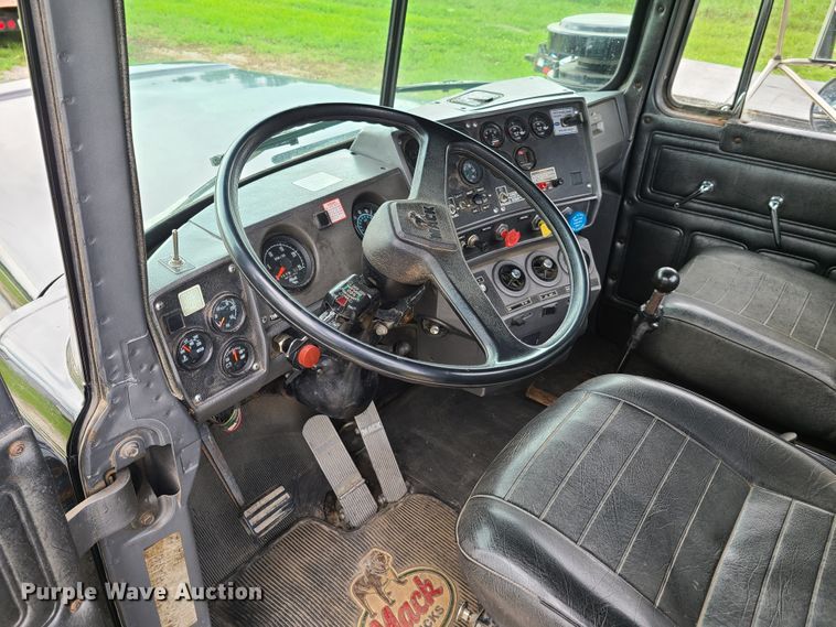 image for item EL9929 1986 Mack R688ST  semi truck