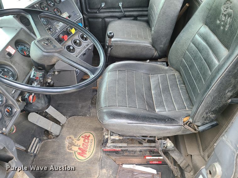 image for item EL9929 1986 Mack R688ST  semi truck