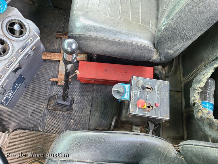 image for item EL9929 1986 Mack R688ST  semi truck