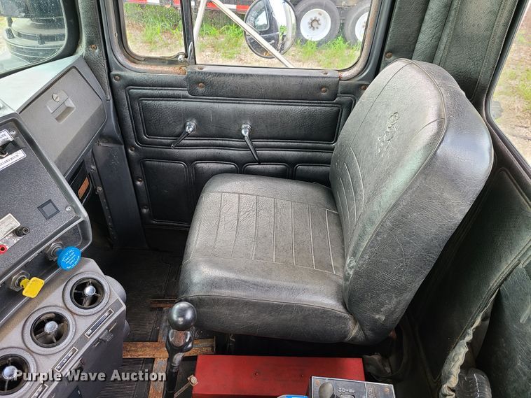 image for item EL9929 1986 Mack R688ST  semi truck