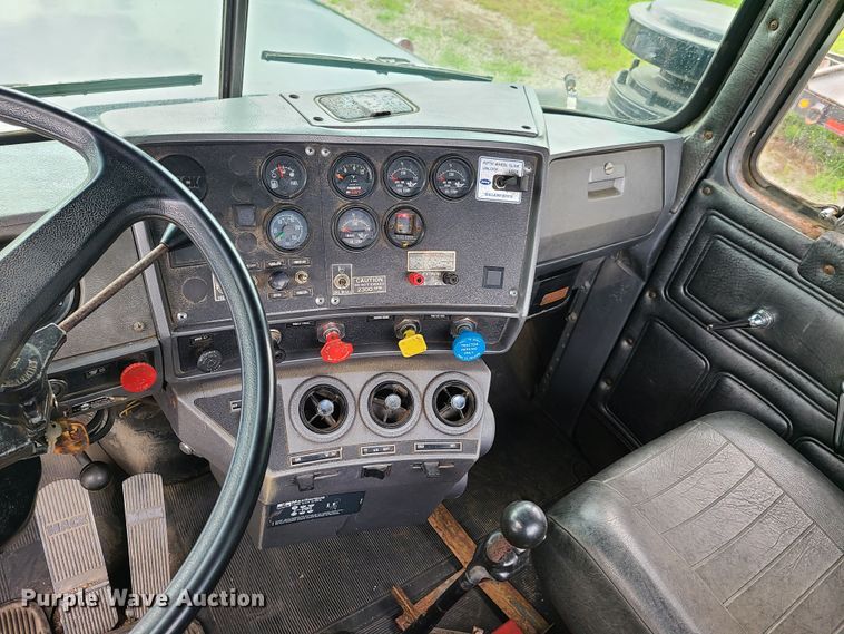 image for item EL9929 1986 Mack R688ST  semi truck