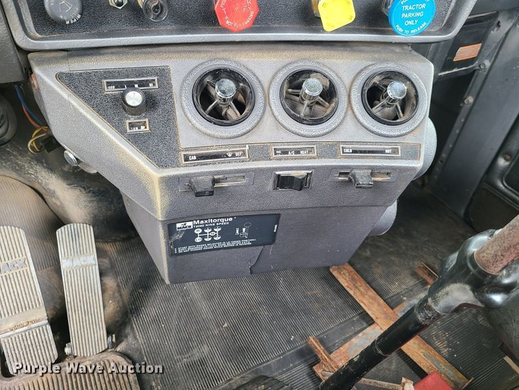 image for item EL9929 1986 Mack R688ST  semi truck