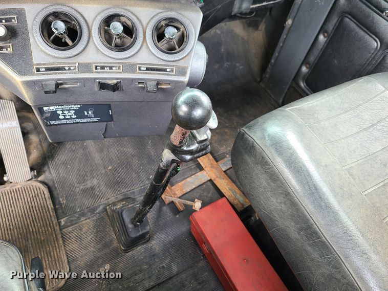 image for item EL9929 1986 Mack R688ST  semi truck