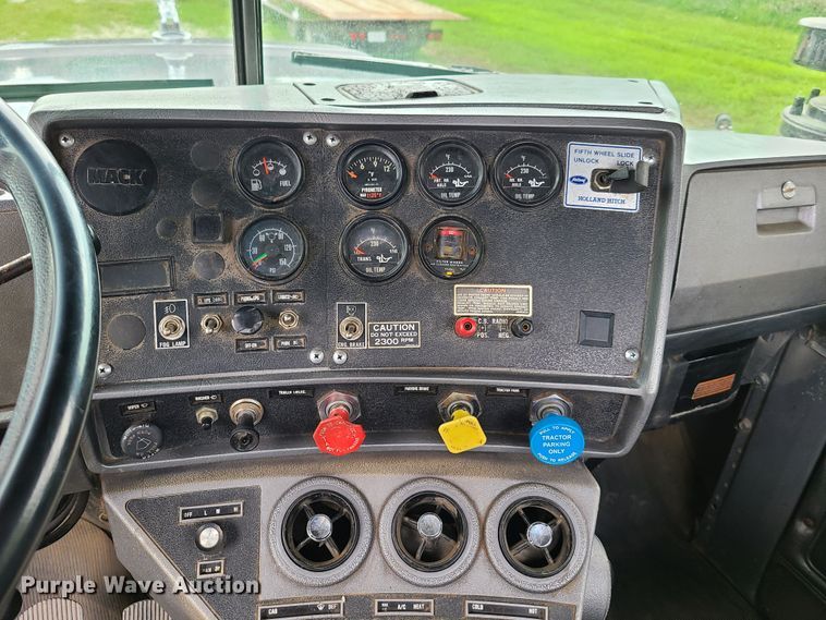 image for item EL9929 1986 Mack R688ST  semi truck