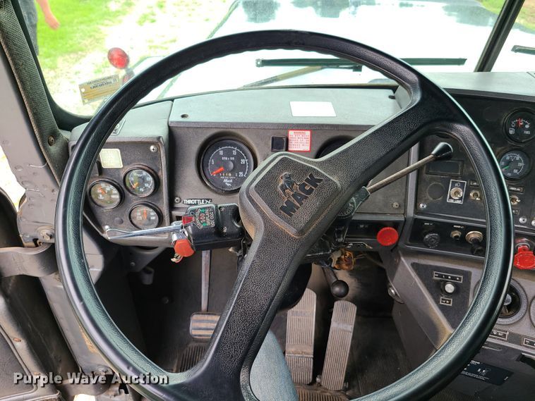 image for item EL9929 1986 Mack R688ST  semi truck