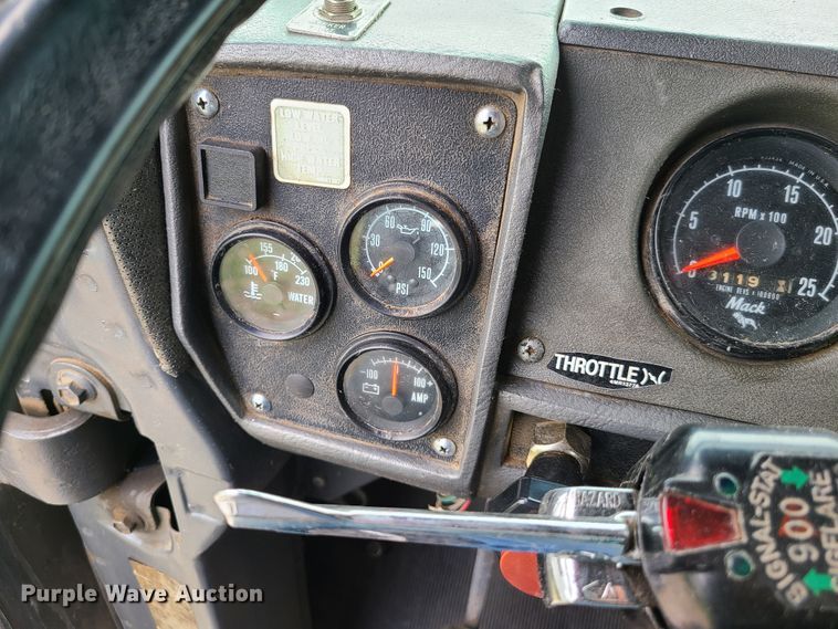 image for item EL9929 1986 Mack R688ST  semi truck