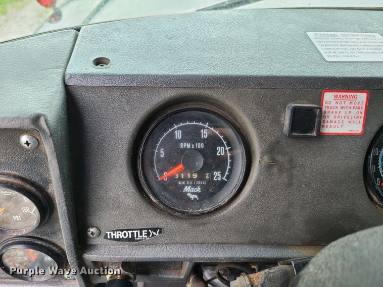 image for item EL9929 1986 Mack R688ST  semi truck