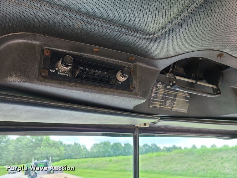 image for item EL9929 1986 Mack R688ST  semi truck