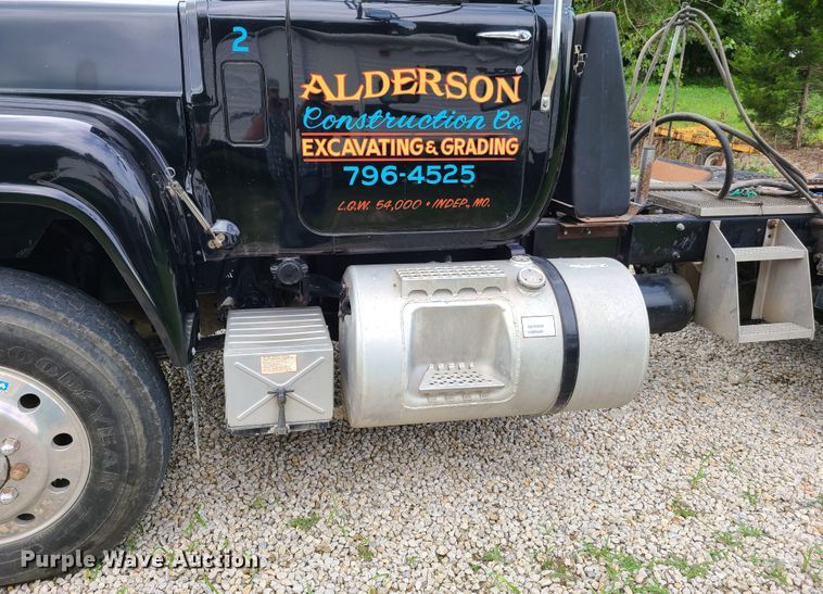 image for item EL9929 1986 Mack R688ST  semi truck