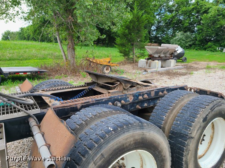 image for item EL9929 1986 Mack R688ST  semi truck