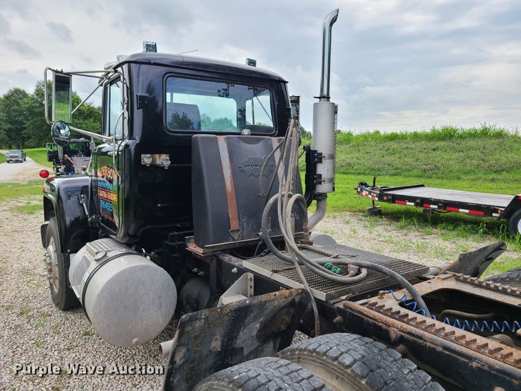 image for item EL9929 1986 Mack R688ST  semi truck