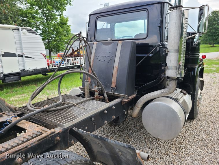 image for item EL9929 1986 Mack R688ST  semi truck