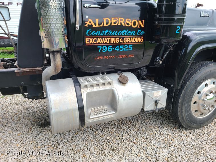 image for item EL9929 1986 Mack R688ST  semi truck