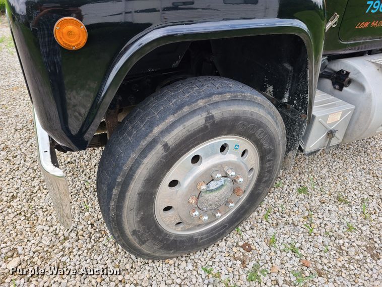 image for item EL9929 1986 Mack R688ST  semi truck