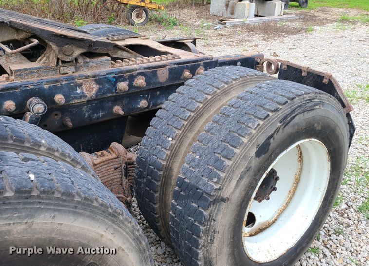 image for item EL9929 1986 Mack R688ST  semi truck