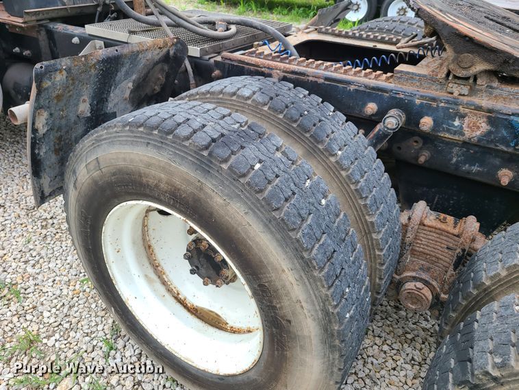 image for item EL9929 1986 Mack R688ST  semi truck