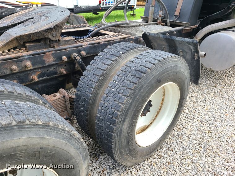 image for item EL9929 1986 Mack R688ST  semi truck