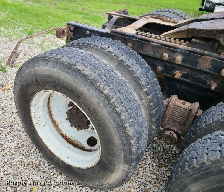 image for item EL9929 1986 Mack R688ST  semi truck