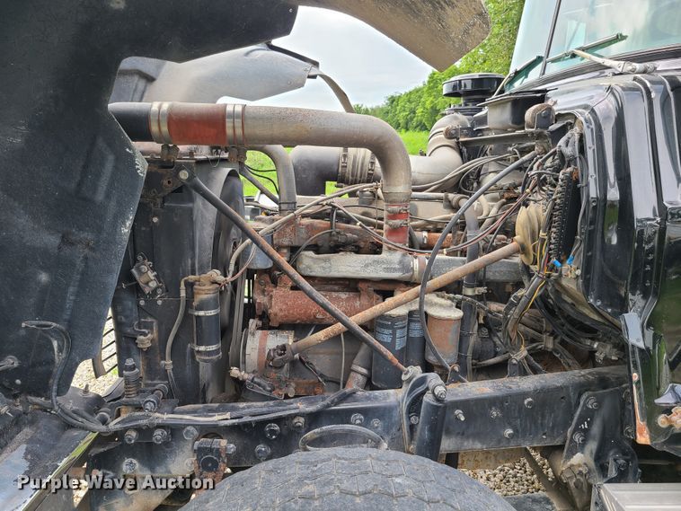 image for item EL9929 1986 Mack R688ST  semi truck