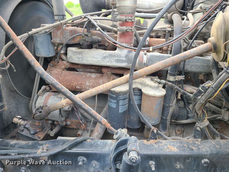image for item EL9929 1986 Mack R688ST  semi truck