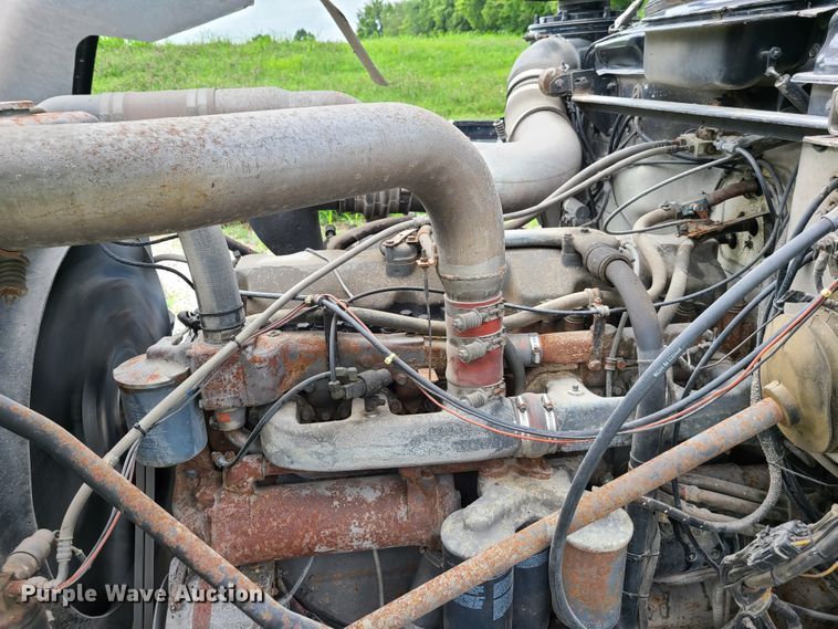 image for item EL9929 1986 Mack R688ST  semi truck