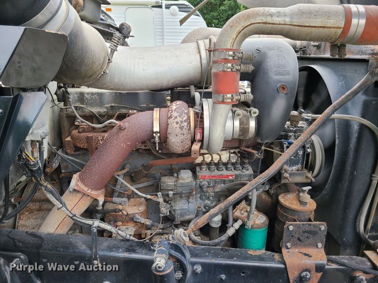 image for item EL9929 1986 Mack R688ST  semi truck