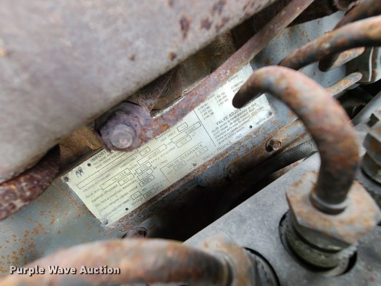 image for item EL9929 1986 Mack R688ST  semi truck