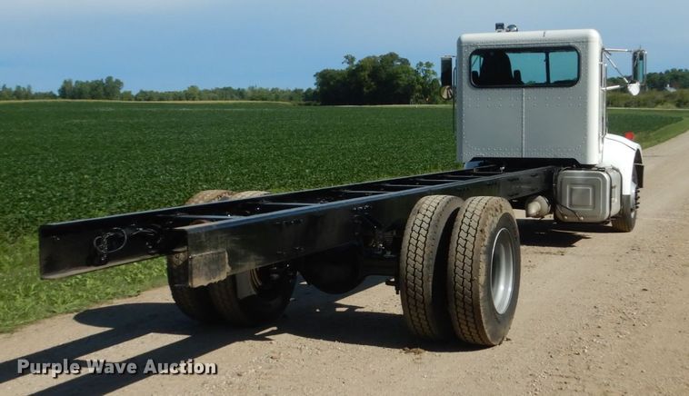 image for item FK9379 2005 Peterbilt 330  truck cab and chassis